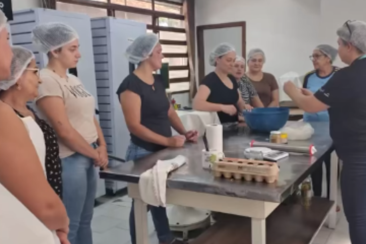 Através de uma parceria com o Senac e Senar os cursos estão voltados à qualificação e geração de renda no município