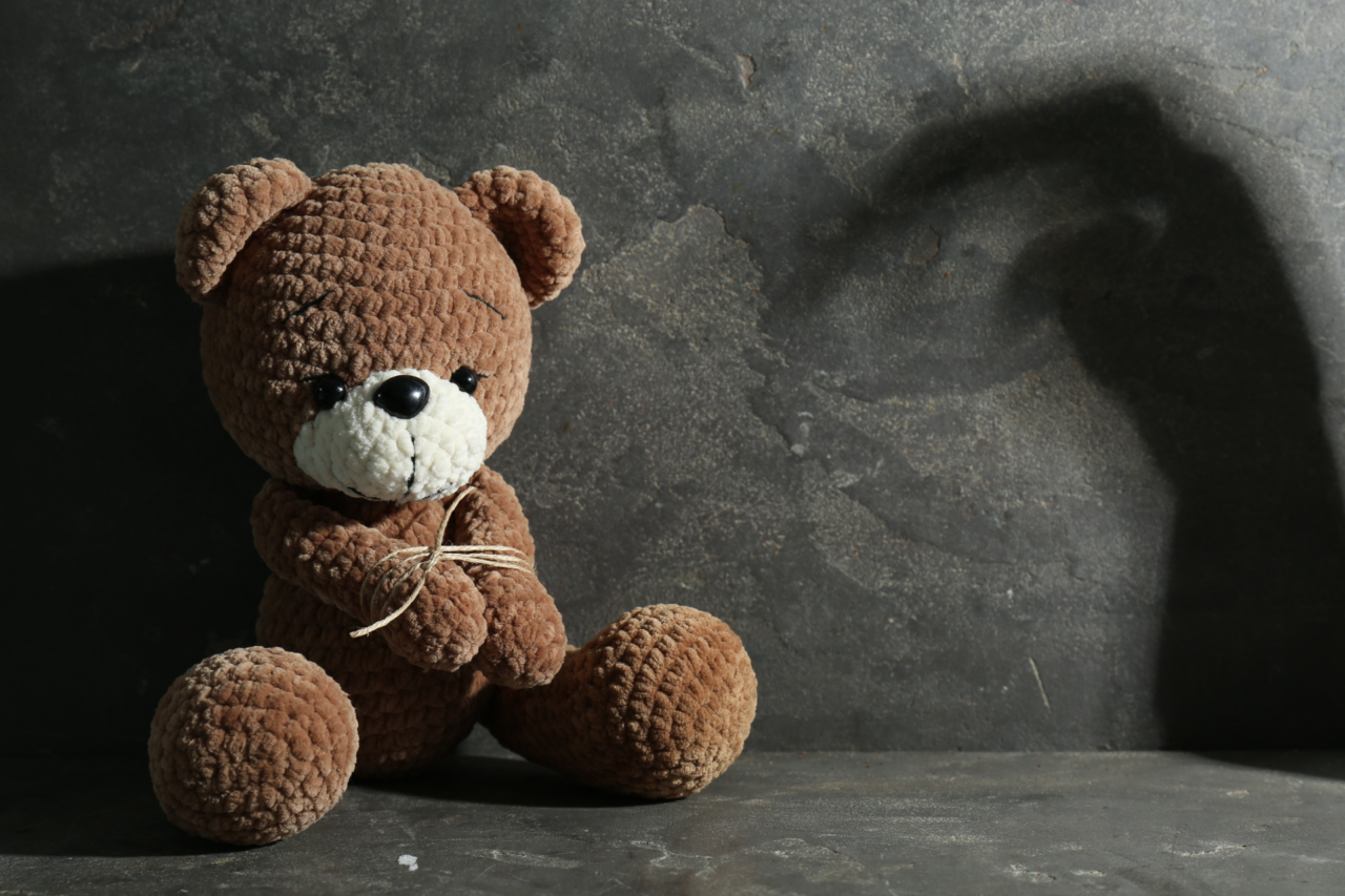 Criança de 3 anos sofre abusos durante custódia federal nos Estados Unidos após separação da mãe 30 Menina de 3 anos sofreu abusos enquanto estava sob custódia federal nos EUA; caso ocorreu após separação da mãe na fronteira com o México.