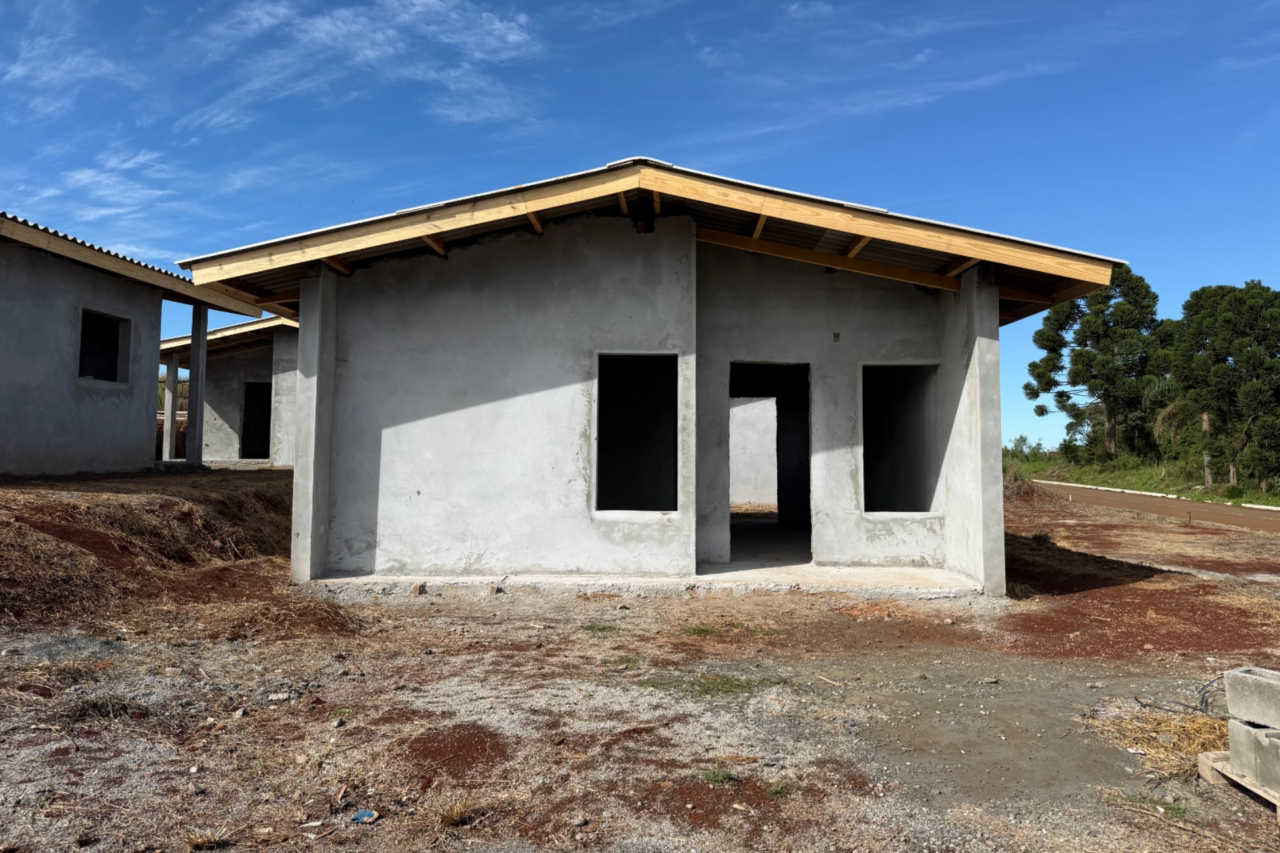 Avanço das obras do Casa Catarina indica entrega das primeiras moradias nos próximos meses em Santa Catarina 3 Programa Casa Catarina avança com obras em andamento e adesão de 81% dos municípios, com previsão de entrega das primeiras moradias nos próximos meses.