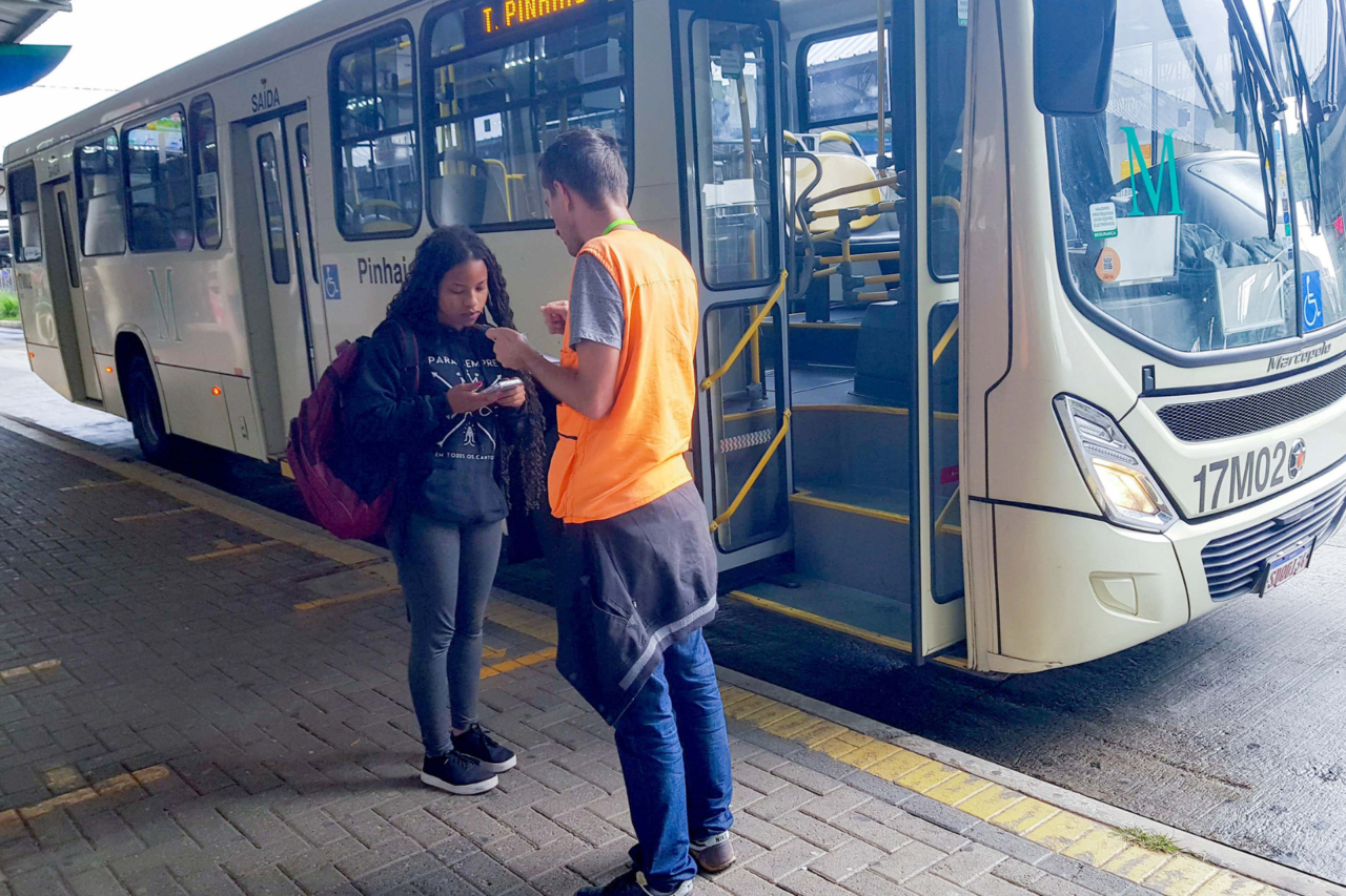 Levantamento da Amep mostra que o transporte coletivo é essencial para o deslocamento ao trabalho na Região Metropolitana de Curitiba e revela índices de satisfação dos usuários.
