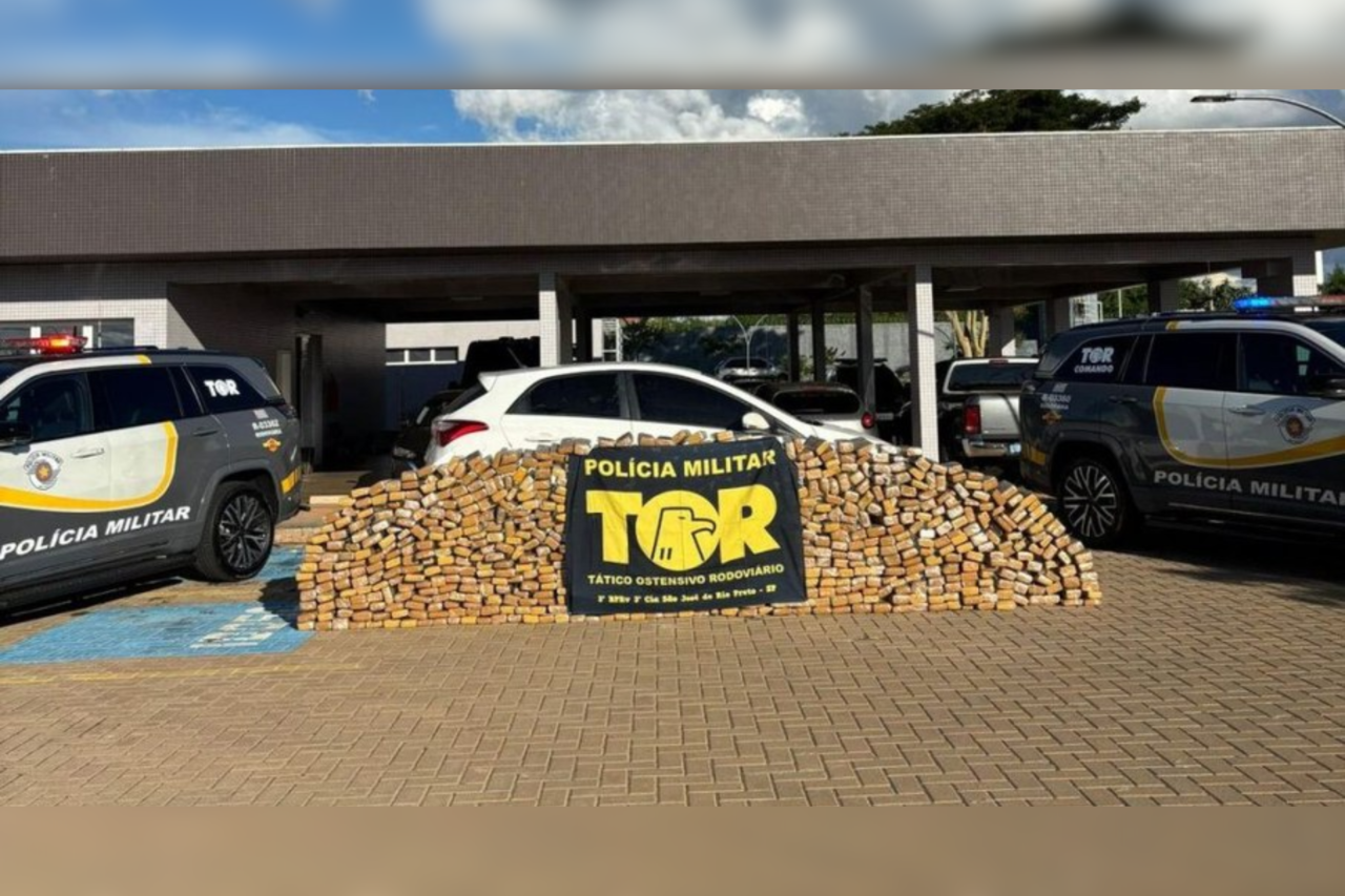 Polícia apreende mais de 670 kg de maconha em rodovia e prende motorista em flagrante 3 Mais de 670 quilos de maconha são apreendidos em abordagem na SP-310, em Nhandeara; droga estava em carro e motorista foi preso.