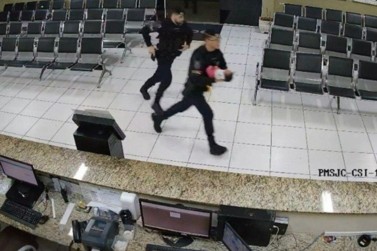 Bebê de 14 dias é socorrida após engasgo em São José dos Campos; ação rápida da Guarda Municipal evitou complicações. Veja orientações para emergências.