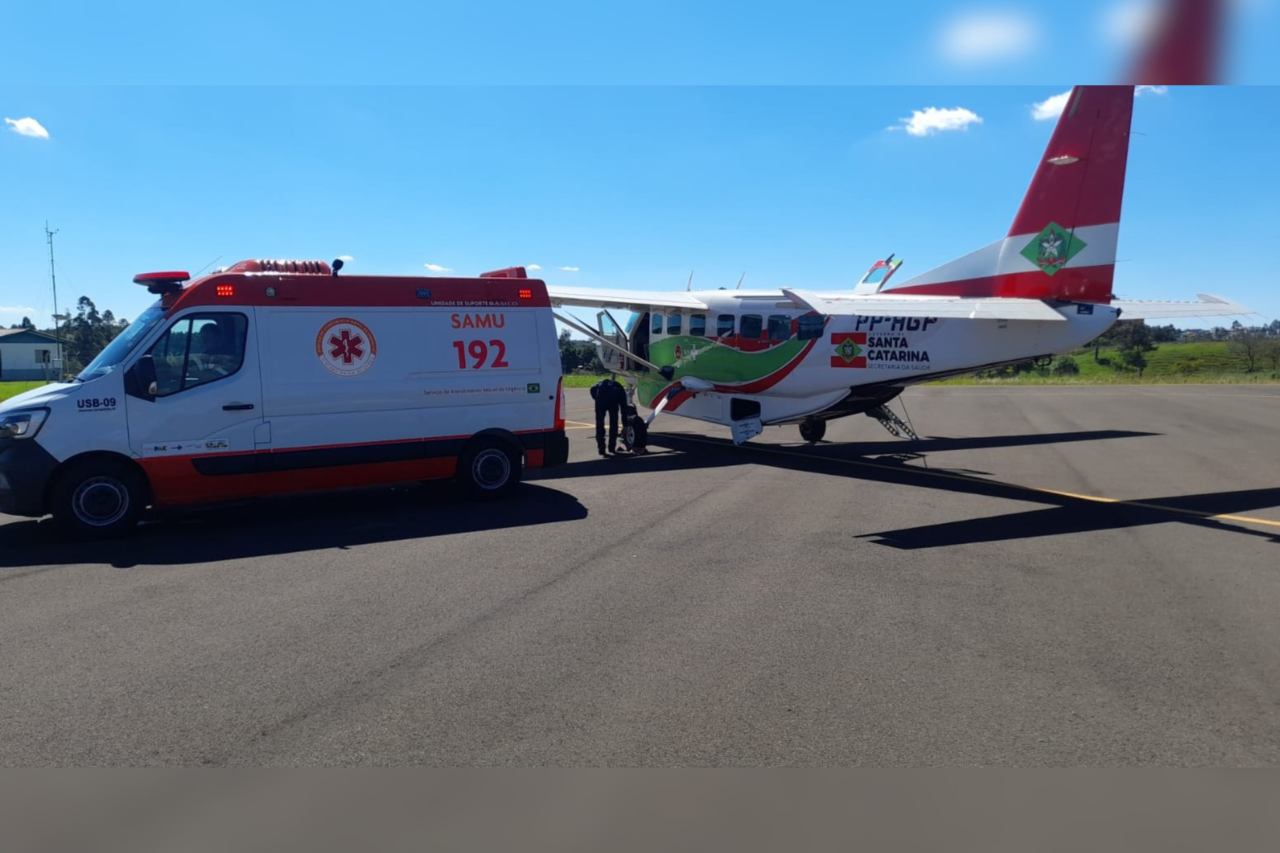 Aeroporto de Dionísio Cerqueira é utilizado em transferência de recém-nascida 4 Recém-nascida prematura é transferida com apoio aéreo a partir do aeroporto de Dionísio Cerqueira, em operação conjunta com o SAMU e equipe Arcanjo 08
