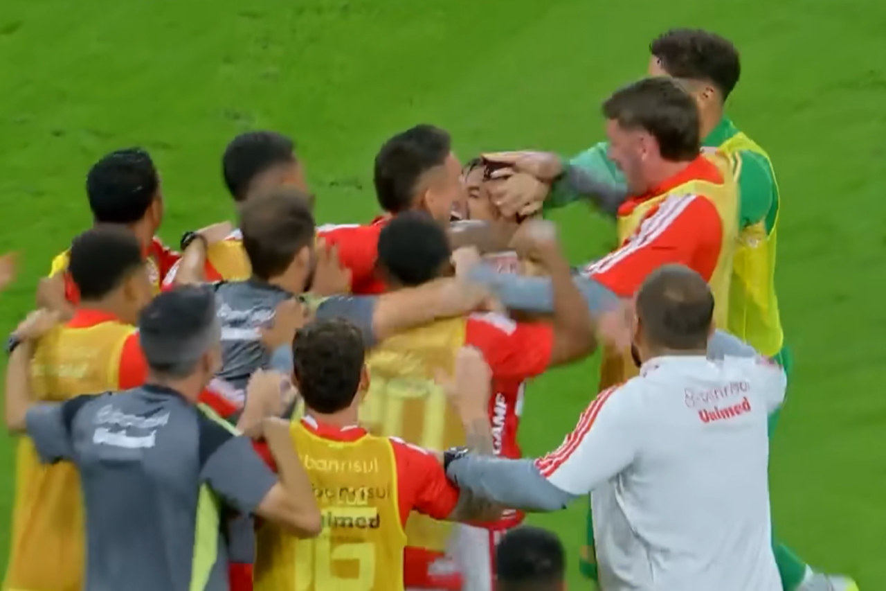 Internacional vence o Corinthians fora de casa e amplia sequência invicta no Brasileirão 34 Internacional derrota o Corinthians por 1 a 0 na Arena Itaquera, amplia invencibilidade e sobe na tabela do Campeonato Brasileiro.