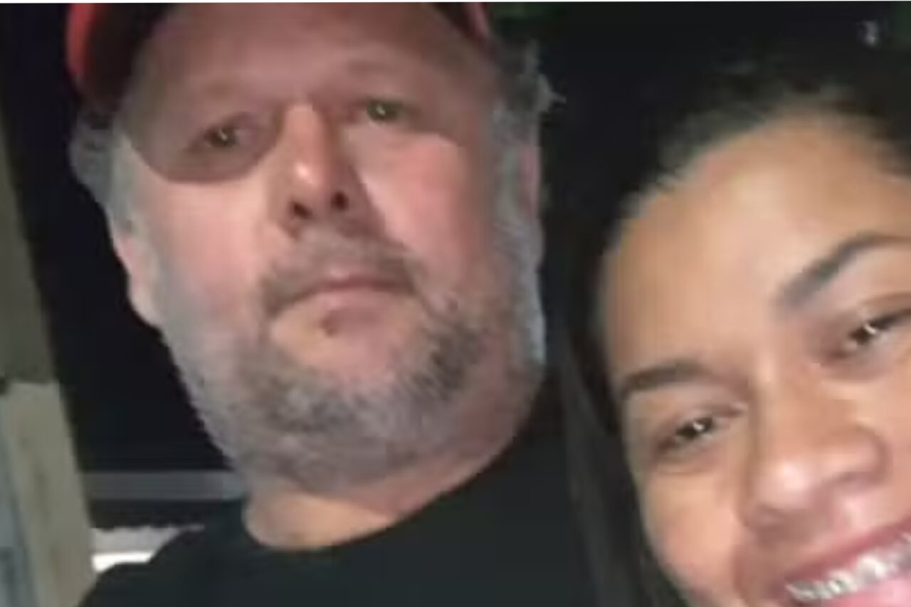 Mulher que matou marido em discussão por wi-fi tentou simular morte acidental 3 Segundo polícia, homem foi morto por tiro de espingarda, e filho de 13 anos testemunhou o crime. A mulher tentou simular que o tiro foi acidental