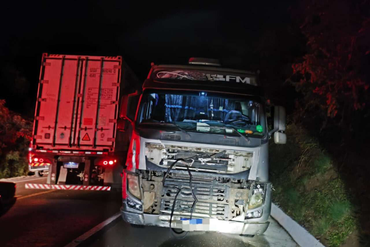 Mulher e bebê morem vítimas de grave acidente na rodovia BR 282 3 As vítimas, uma mulher e um bebê ficaram presas às ferragens e não resistiram; motorista do caminhão saiu ileso