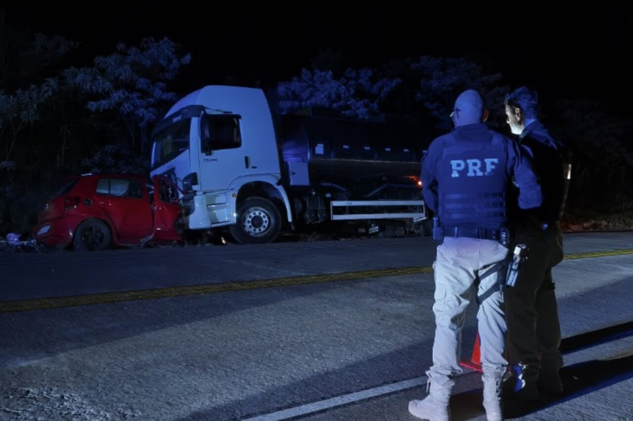 Identificada vítima de acidente na BR 163, em Dionísio Cerqueira 3 A vítima do acidente na BR 163, foi identificada como sendo Carolini Ferreira da Silva de 25 anos. Ela era moradora de São José do Cedro