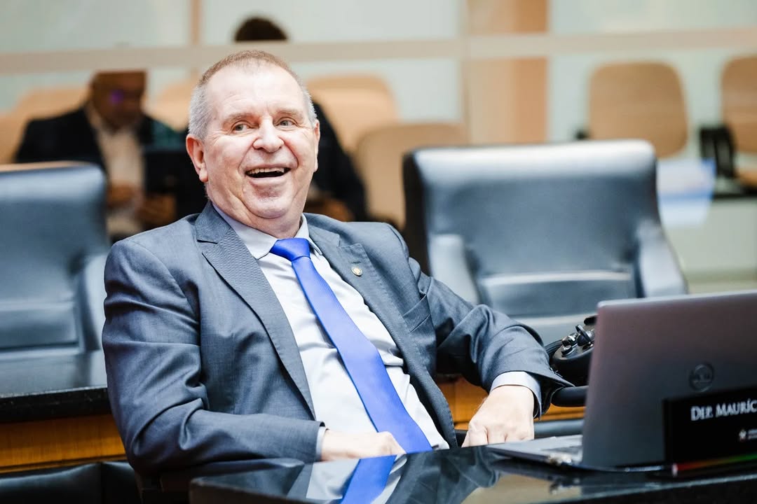 Deputado utiliza inteligência artificial para manter atuação após diagnóstico de doença 3 Com diagnóstico de esclerose lateral primária, o deputado adapta rotina e recorre à tecnologia para seguir exercendo o mandato