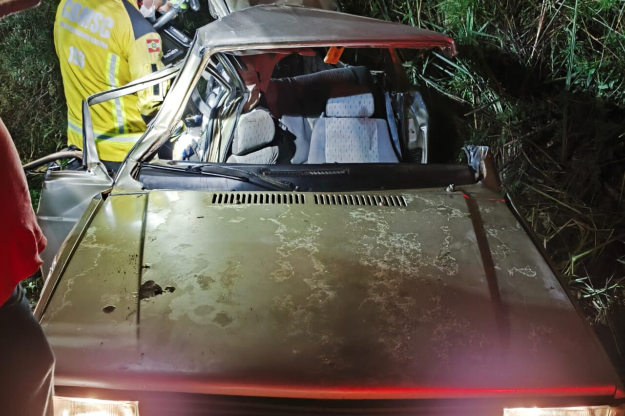 Mulher e bebê morem vítimas de grave acidente na rodovia BR 282 4 As vítimas, uma mulher e um bebê ficaram presas às ferragens e não resistiram; motorista do caminhão saiu ileso