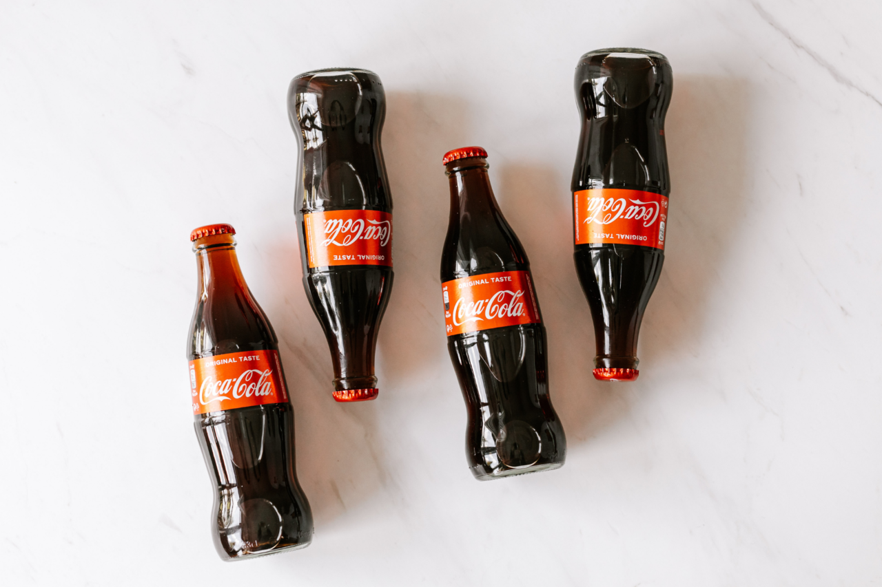Coca-Cola vai diminuir tamanho das embalagens para enfrentar inflação e queda no consumo