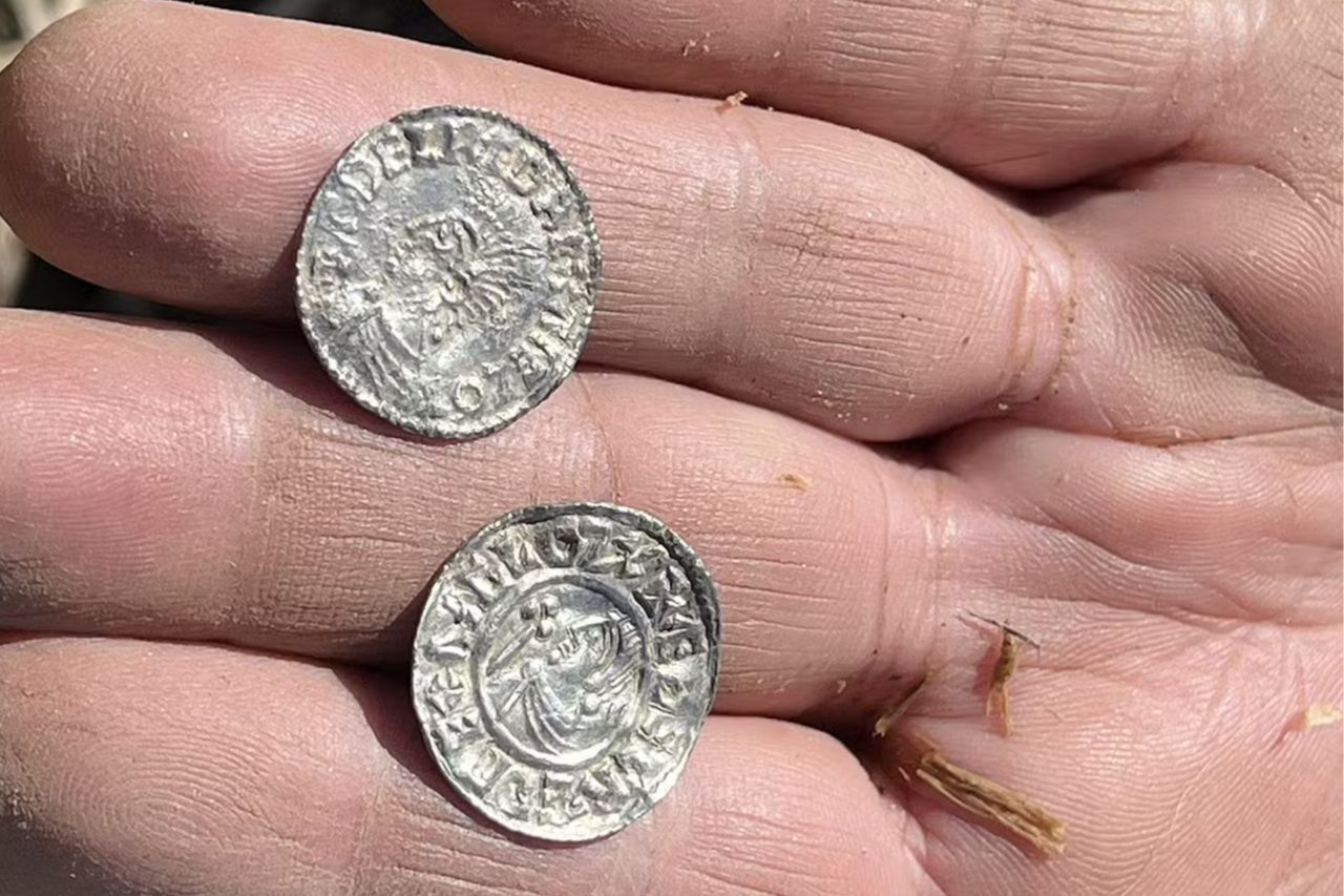 Quase 3 mil moedas da Era Viking são encontradas na Noruega; veja fotos 3 Quase 3 mil moedas da Era Viking são encontradas na Noruega