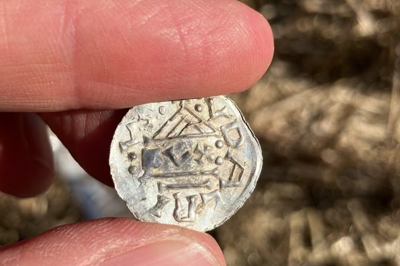 Quase 3 mil moedas da Era Viking são encontradas na Noruega; veja fotos 5 Quase 3 mil moedas da Era Viking são encontradas na Noruega