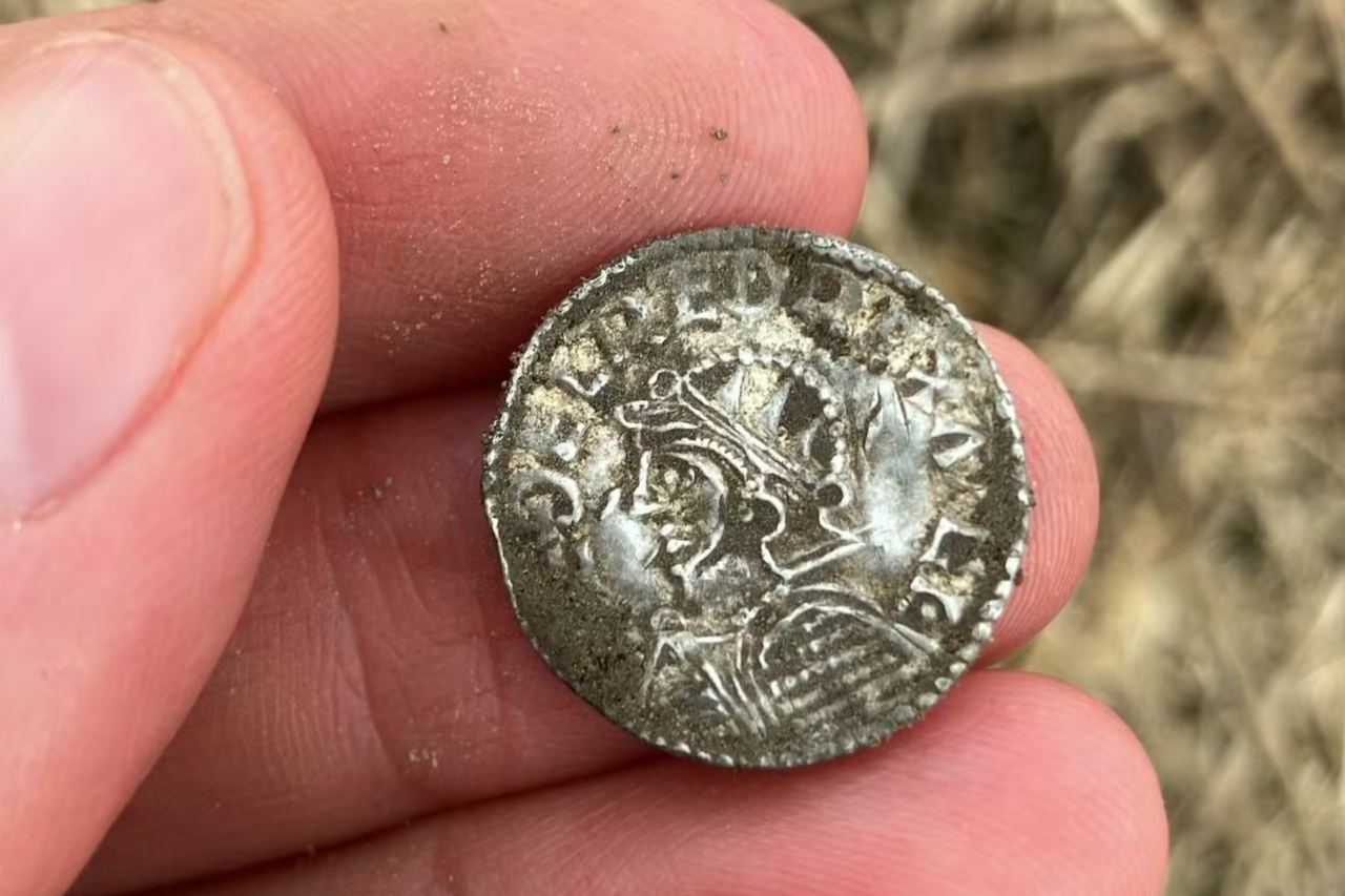 Quase 3 mil moedas da Era Viking são encontradas na Noruega; veja fotos 7 Quase 3 mil moedas da Era Viking são encontradas na Noruega