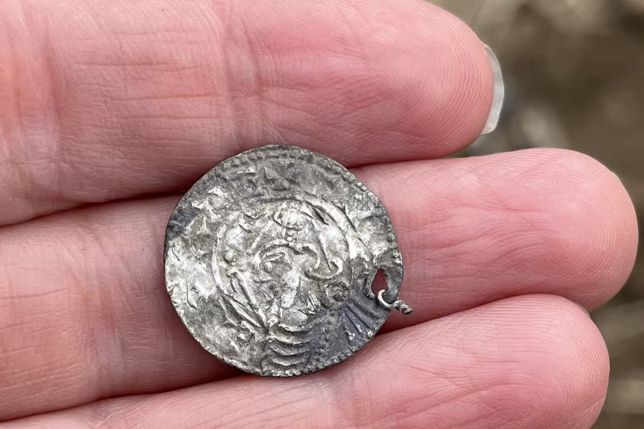 Quase 3 mil moedas da Era Viking são encontradas na Noruega; veja fotos 9 Quase 3 mil moedas da Era Viking são encontradas na Noruega
