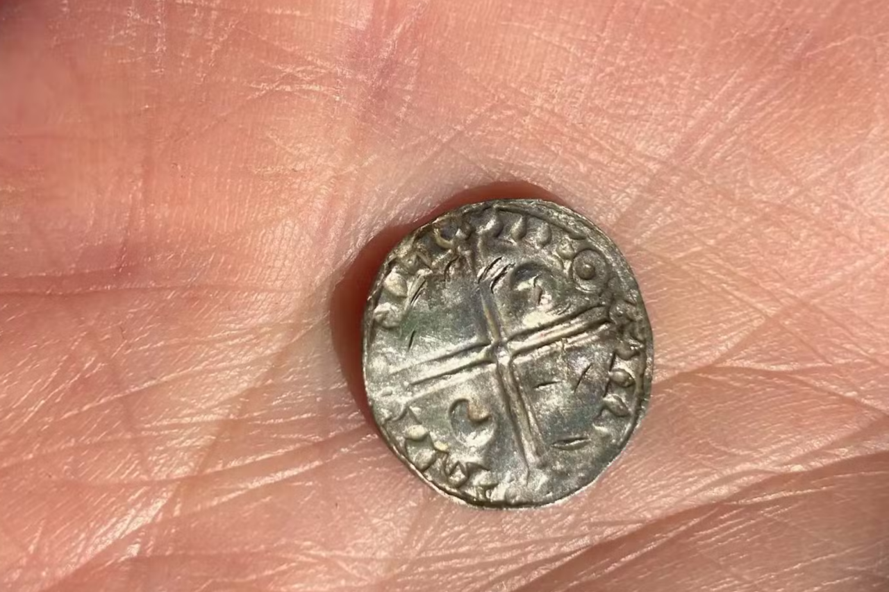 Quase 3 mil moedas da Era Viking são encontradas na Noruega; veja fotos 11 Quase 3 mil moedas da Era Viking são encontradas na Noruega