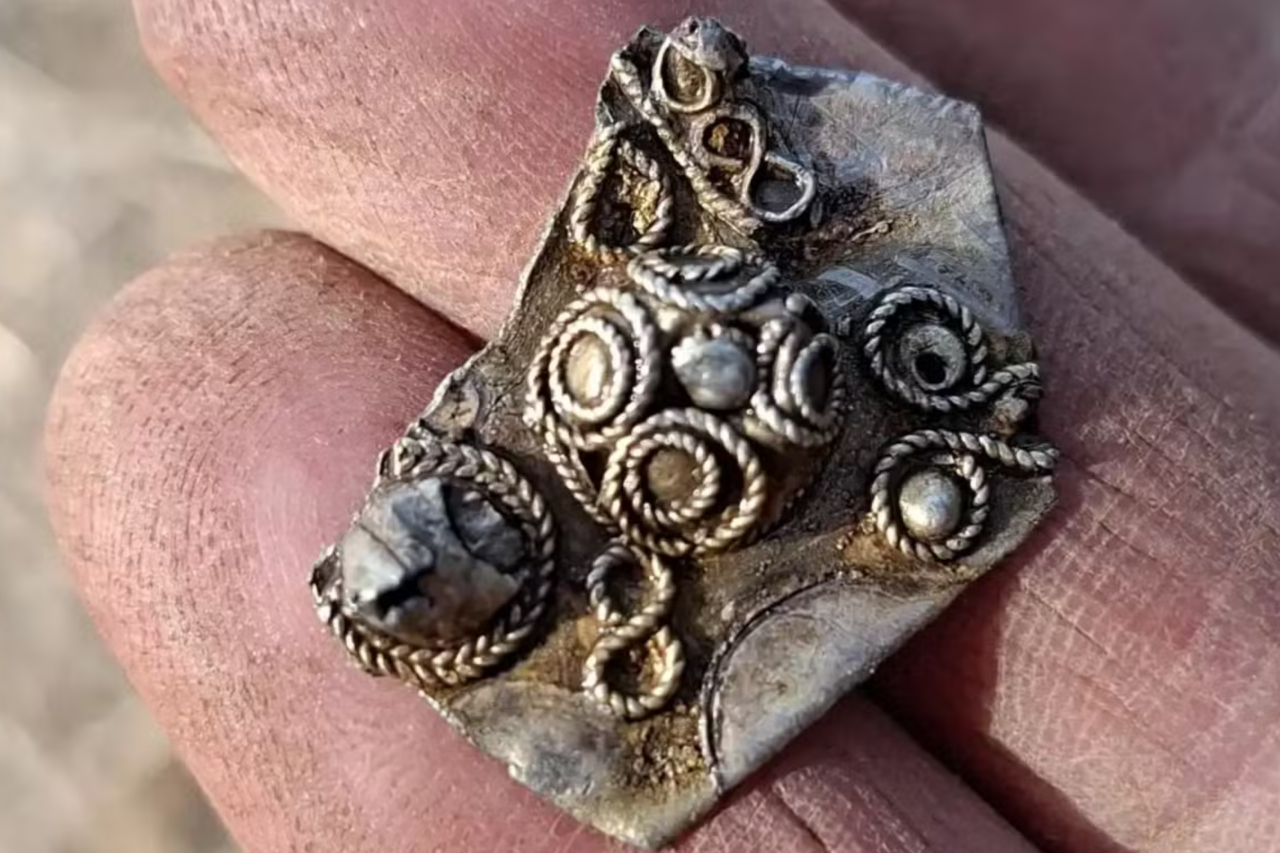 Quase 3 mil moedas da Era Viking são encontradas na Noruega; veja fotos 12 Quase 3 mil moedas da Era Viking são encontradas na Noruega