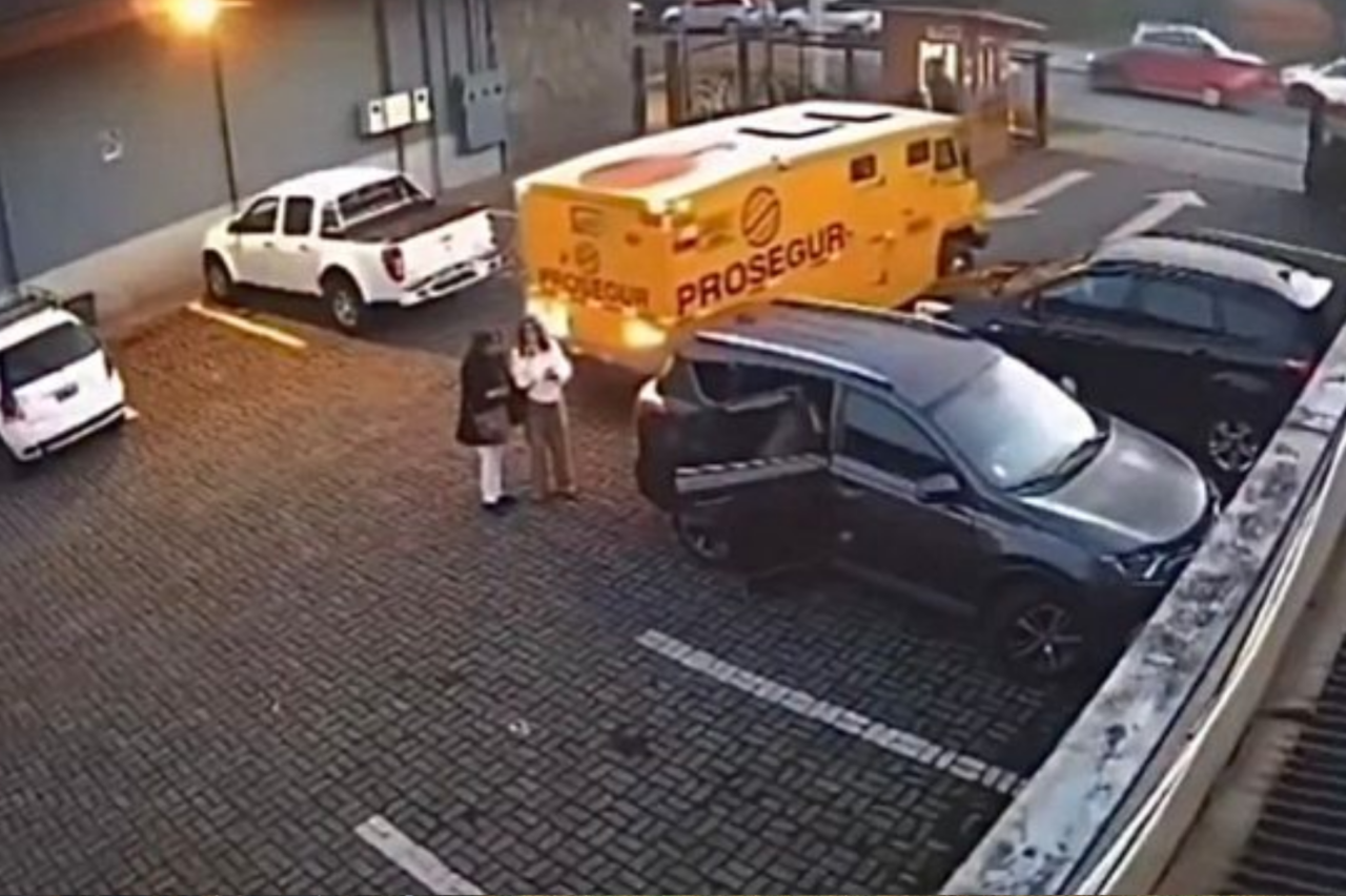 Câmeras flagram atropelamento por carro-forte em estacionamento no Chile; vítima fica em estado grave