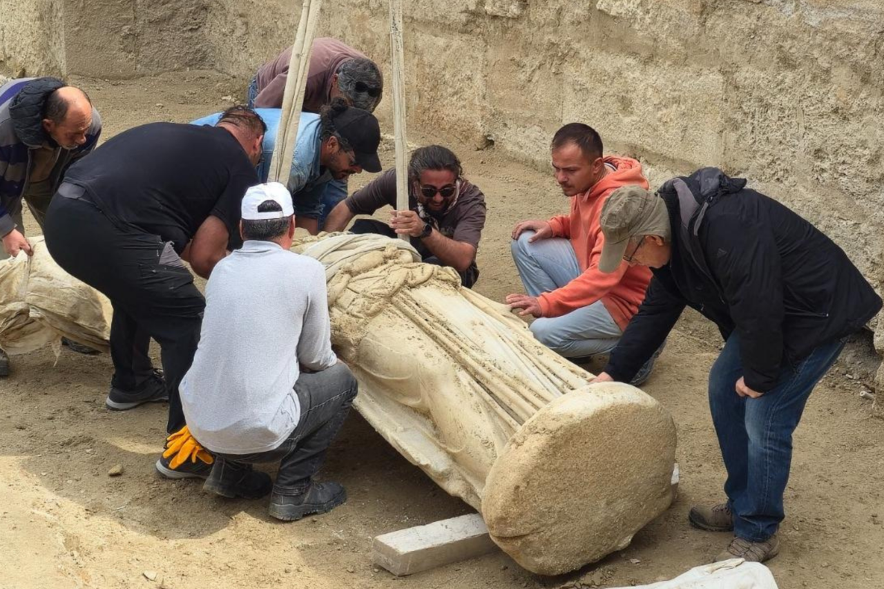 Estátua de Atena de 2 metros é encontrada em teatro milenar na Turquia 3 Estátua de Atena de 2 metros é encontrada em teatro milenar na Turquia