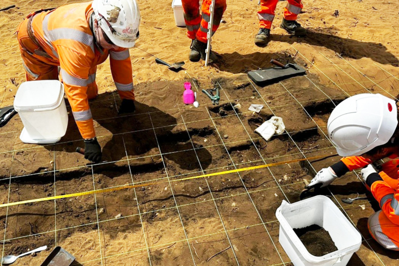 Descoberta arqueológica na Inglaterra revela vestígios de pira funerária da Idade do Bronze