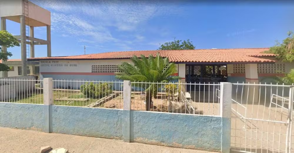 Professor é afastado após tirar roupa e ficar nu em sala de aula 3 Caso aconteceu na quarta-feira (23), no Colégio Estadual Artur Oliveira, em Juazeiro, onde durante a aula o professor tirou as roupas e ficou nu