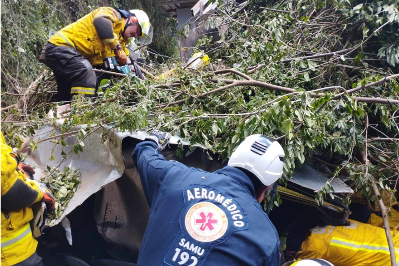 Caminhoneiro é resgatado após ficar 5 horas preso nas ferragens em queda de ribanceira 4 O caminhoneiro sofreu ferimentos graves e após o resgate foi encaminhado ao HRO de Chapecó pela equipe da aeronave do SAER