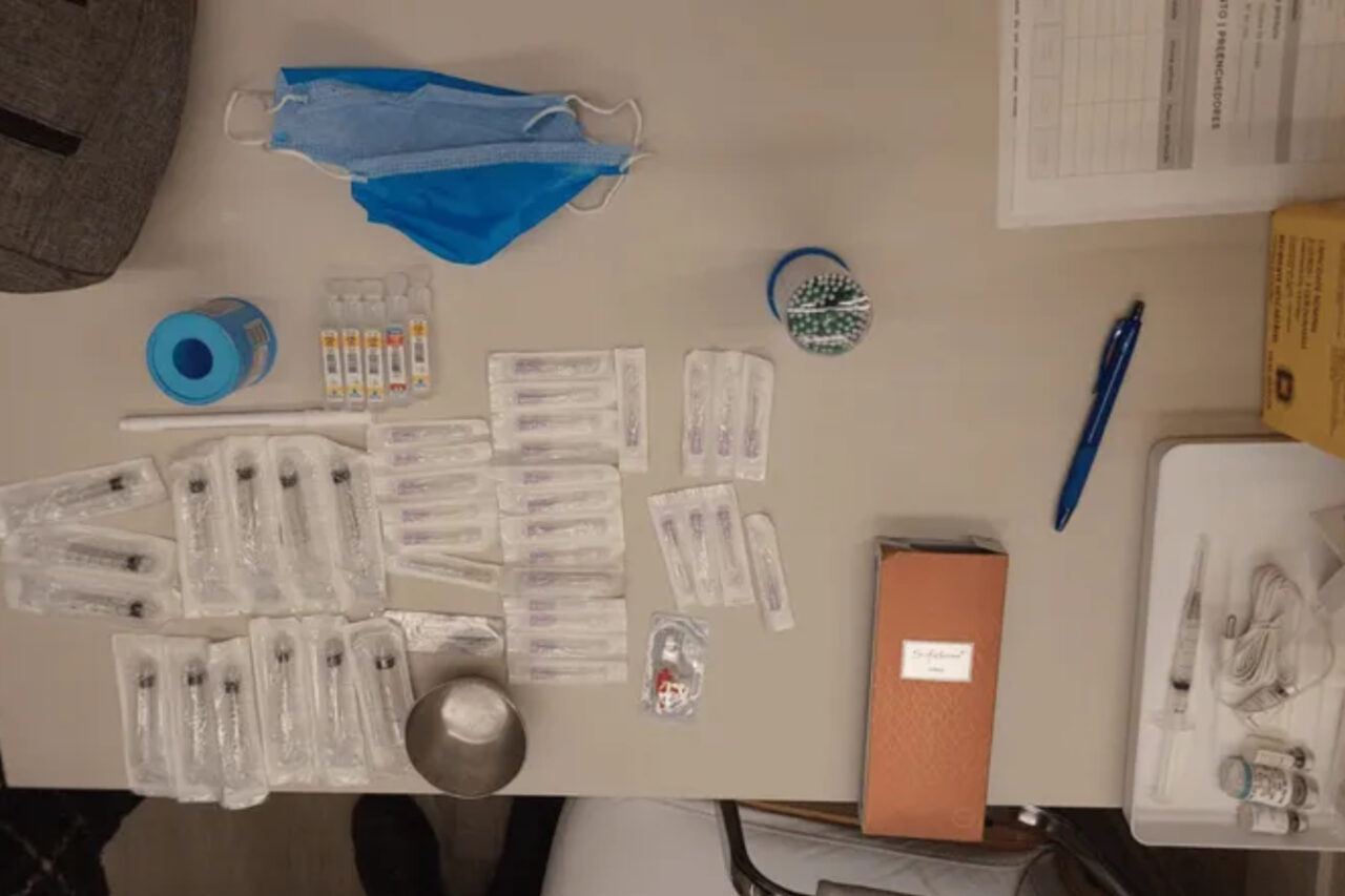 Estudante de biomedicina é preso suspeito de matar paciente após realizar procedimento estético 4 Segundo a polícia a investigação contra o estudante se iniciou depois da morte de uma paciente após procedimento estético irregular