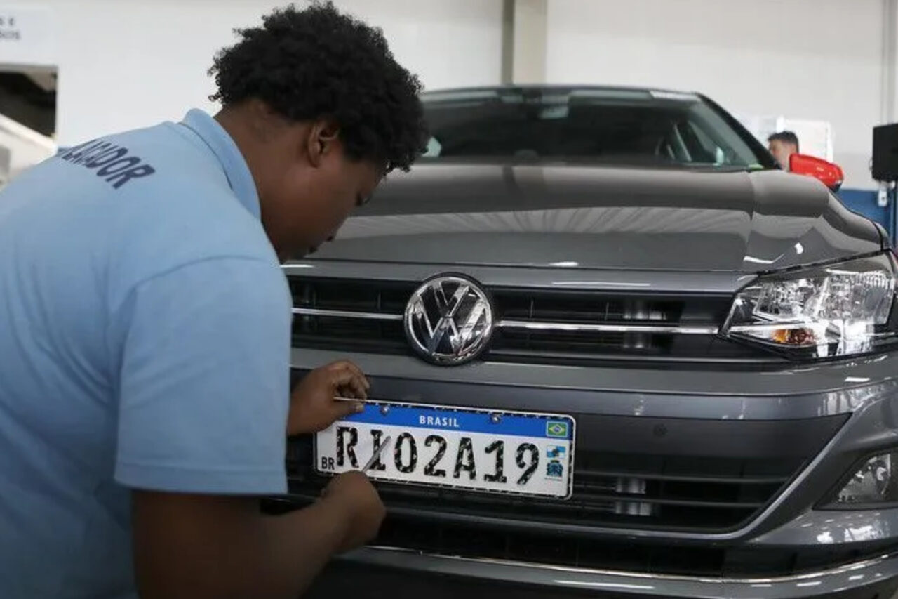 Comissão aprova volta de cidade e estado nas placas dos carros; entenda 3 O Projeto de Lei 3214/23 aprovado pela comissão, avança na Câmara e pode modificar o padrão de placas veiculares no Brasil