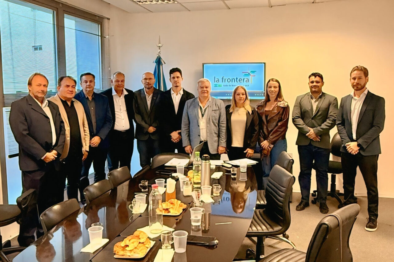 Lideranças locais viajam a Buenos Aires em busca de melhorias no serviço de migraciones na Aduana Argentina 4 A comitiva de lideranças contou com a presença do Ministro da Fazenda da província de Misiones, Adolfo Safrán, e do Chefe de Gabinete Carlos Sartori