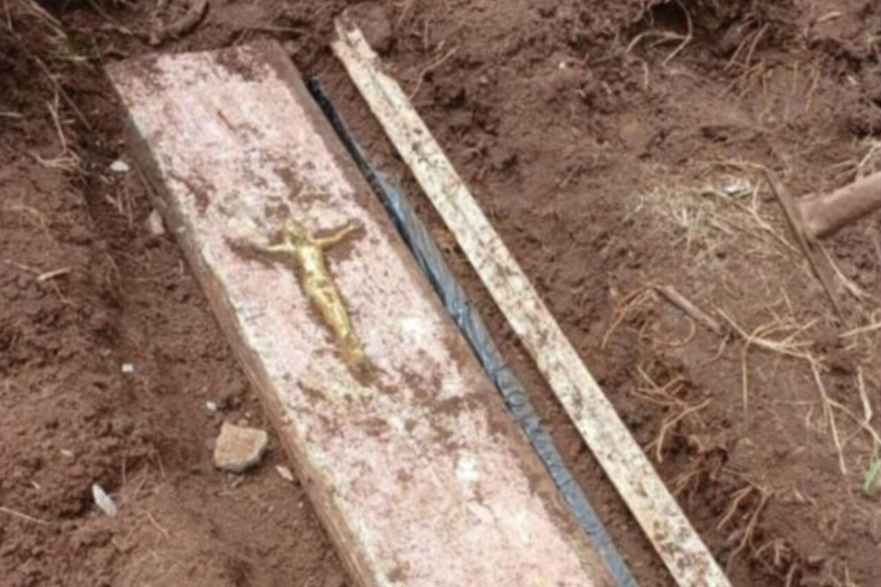 Inquilino tenta fazer horta e acaba desenterrando caixão com ossada humana 3 Segundo o próprio inquilino ele havia se mudado há poucos dias ao local, sendo que ao fazer uma pequena horta acabou encontrando o caixão