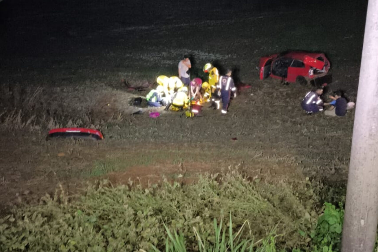 Três pessoas ficam feridas me grave acidente na SC 163, em São Miguel do Oeste 5 Três pessoas ficaram feridas em um acidente registrado na madrugada desta quinta-feira