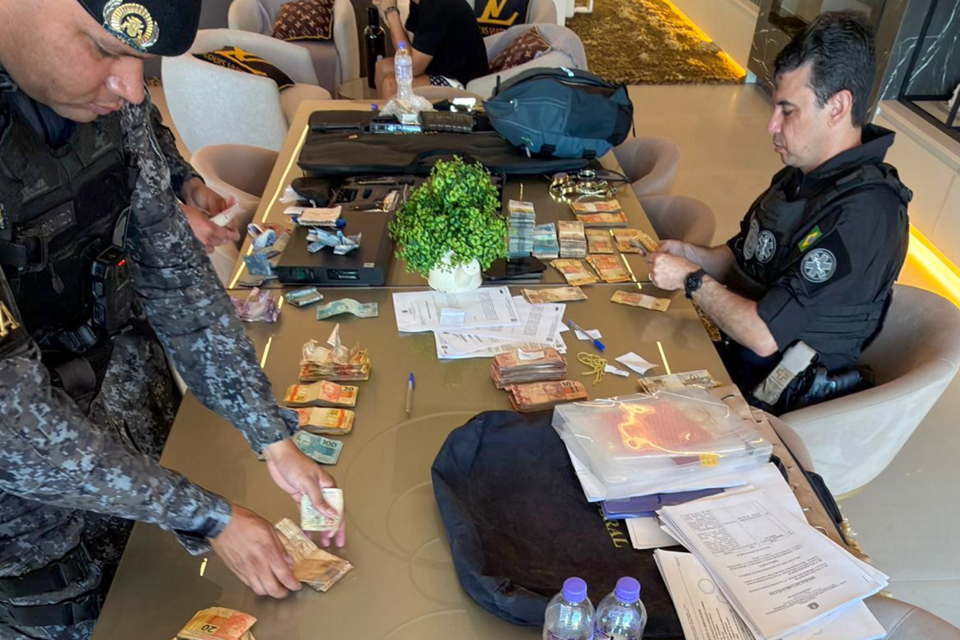 Megaoperação da PF prende MCs e apreende joias, armas e carros de luxo 4 Megaoperação da PF prende MCs e apreende joias, armas e carros de luxo