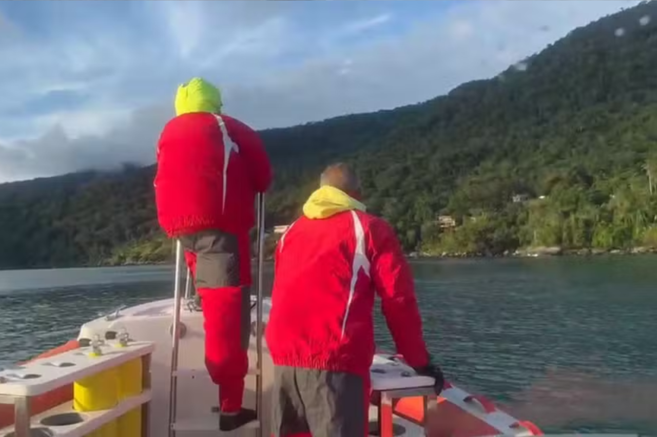 Bombeiros e Marinha procuram casal desaparecido após passeio de moto aquática em Ilhabela 3 Bombeiros e Marinha procuram casal desaparecido após passeio de moto aquática em Ilhabela