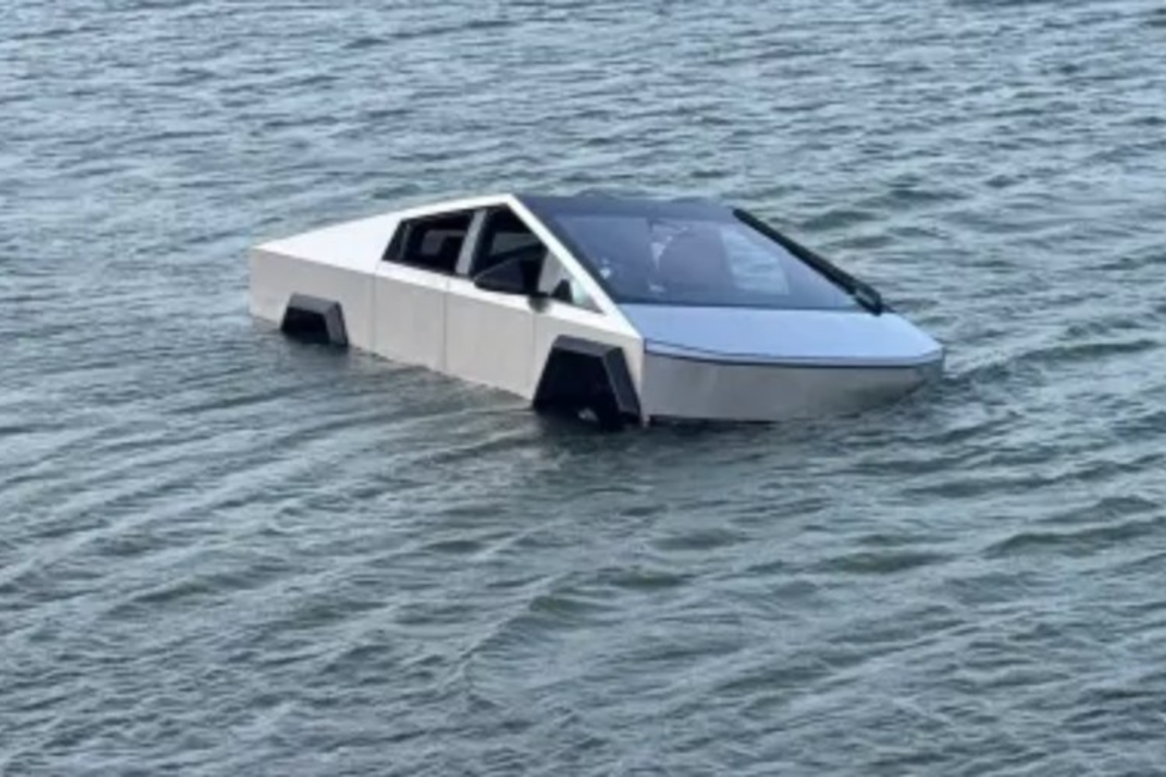Motorista afunda Tesla Cybertruck ao tentar atravessar lago usando modo aquático 1 Heloisa L 54 1