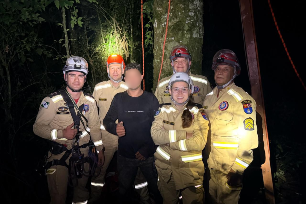 Jovem fica preso a 20 metros de altura em araucária e é resgatado pelos bombeiros no Paraná 3 Jovem fica preso a 20 metros de altura em araucária e é resgatado pelos bombeiros no Paraná