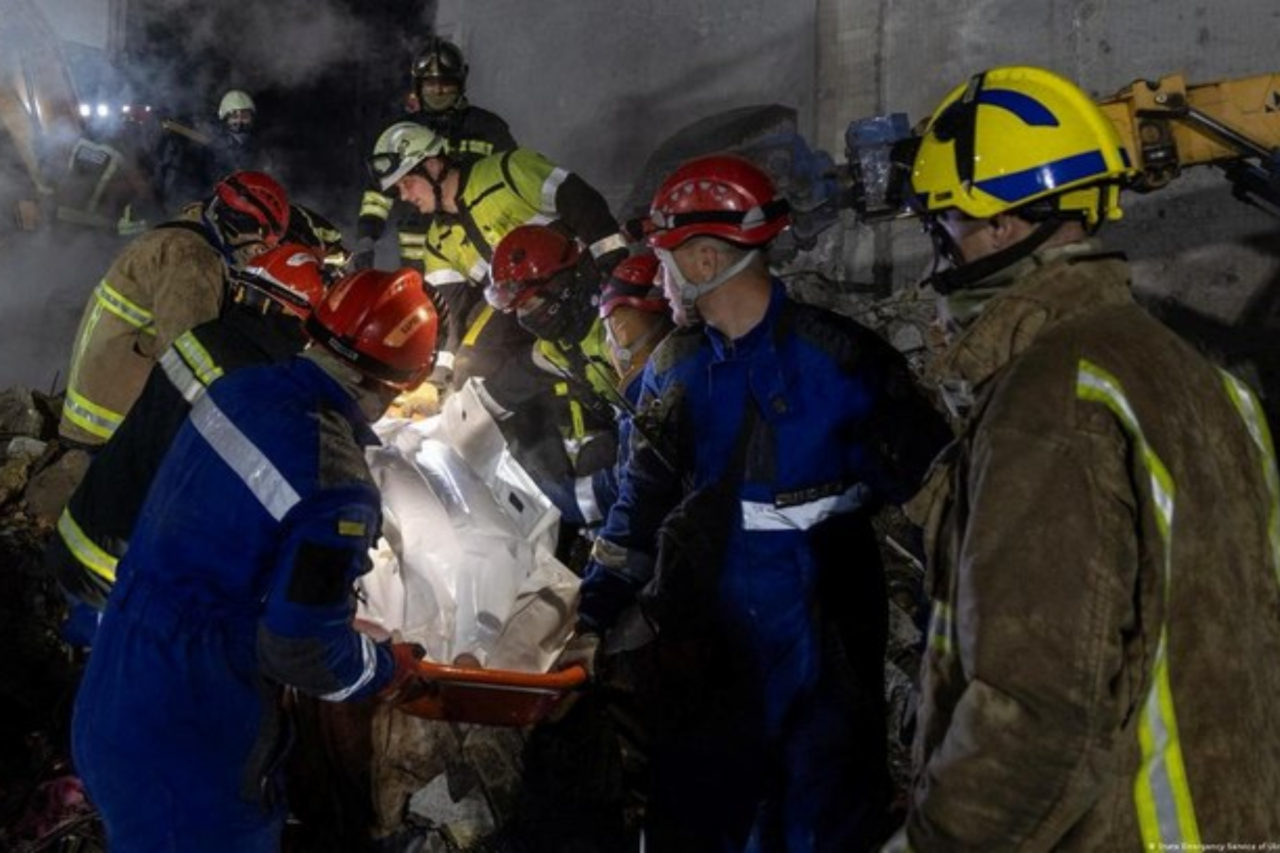 Ataque russo com drones e mísseis deixa mortos e feridos em Kiev após fim de trégua 3 Ataque russo com drones e mísseis deixa mortos e feridos em Kiev após fim de trégua