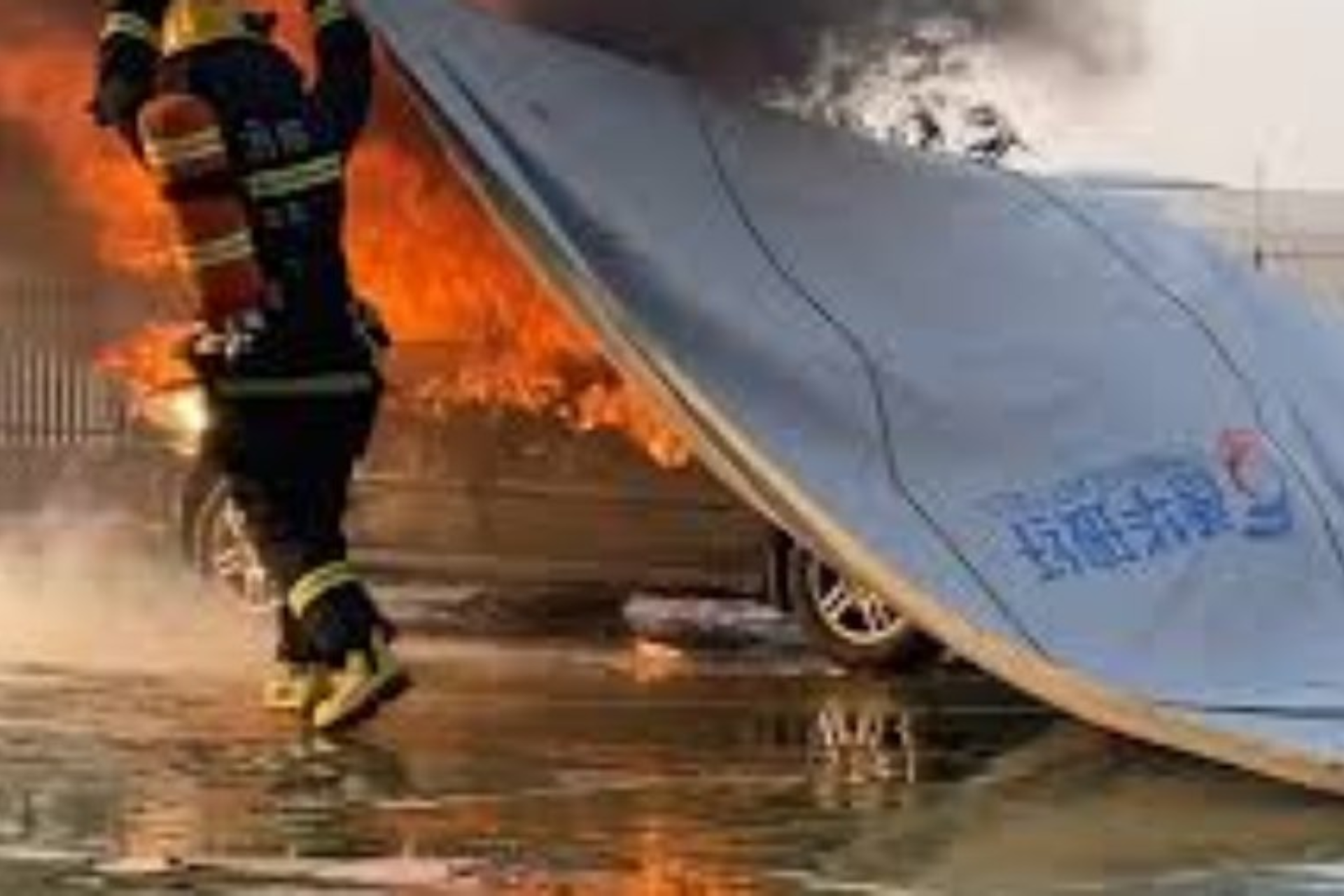 China apresenta manta antichamas capaz de controlar incêndios em veículos em segundos