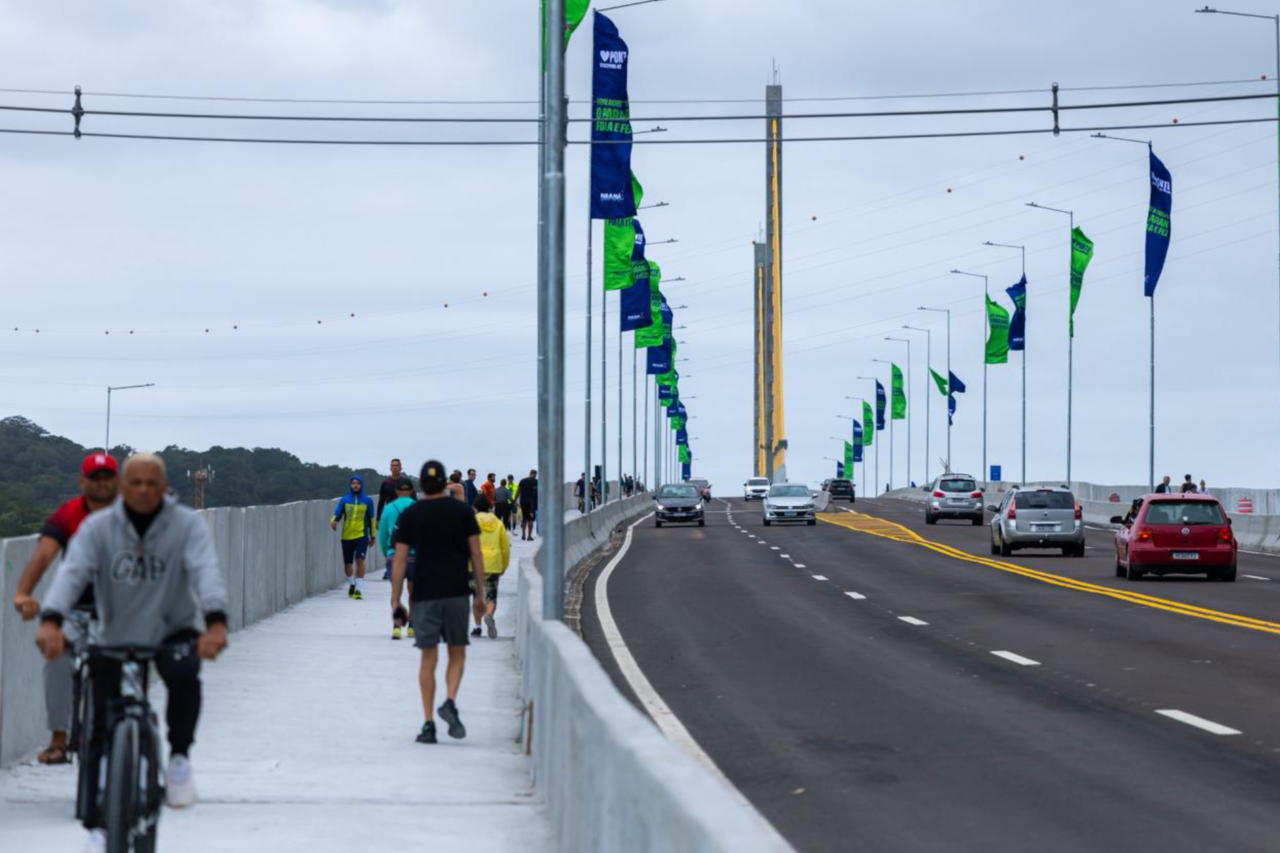 O Governo do Paraná publicou nova portaria com regras mais rígidas para circulação de veículos de carga na Ponte de Guaratuba. Medida inclui limites de peso, eixos e comprimento, além de fiscalização permanente.