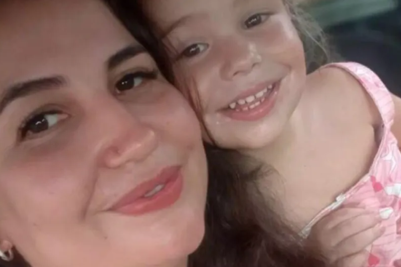 Uma mulher e a filha de 3 anos morreram após um veículo cair no Rio Paraná, em Porto Rico. Um terceiro ocupante conseguiu sobreviver. O caso é investigado pela polícia.
