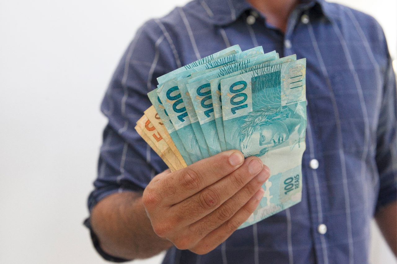 Novo Desenrola Brasil altera regras do crédito consignado para aposentados do INSS, reduz margem de comprometimento e permite saque do FGTS para renegociação de dívidas.