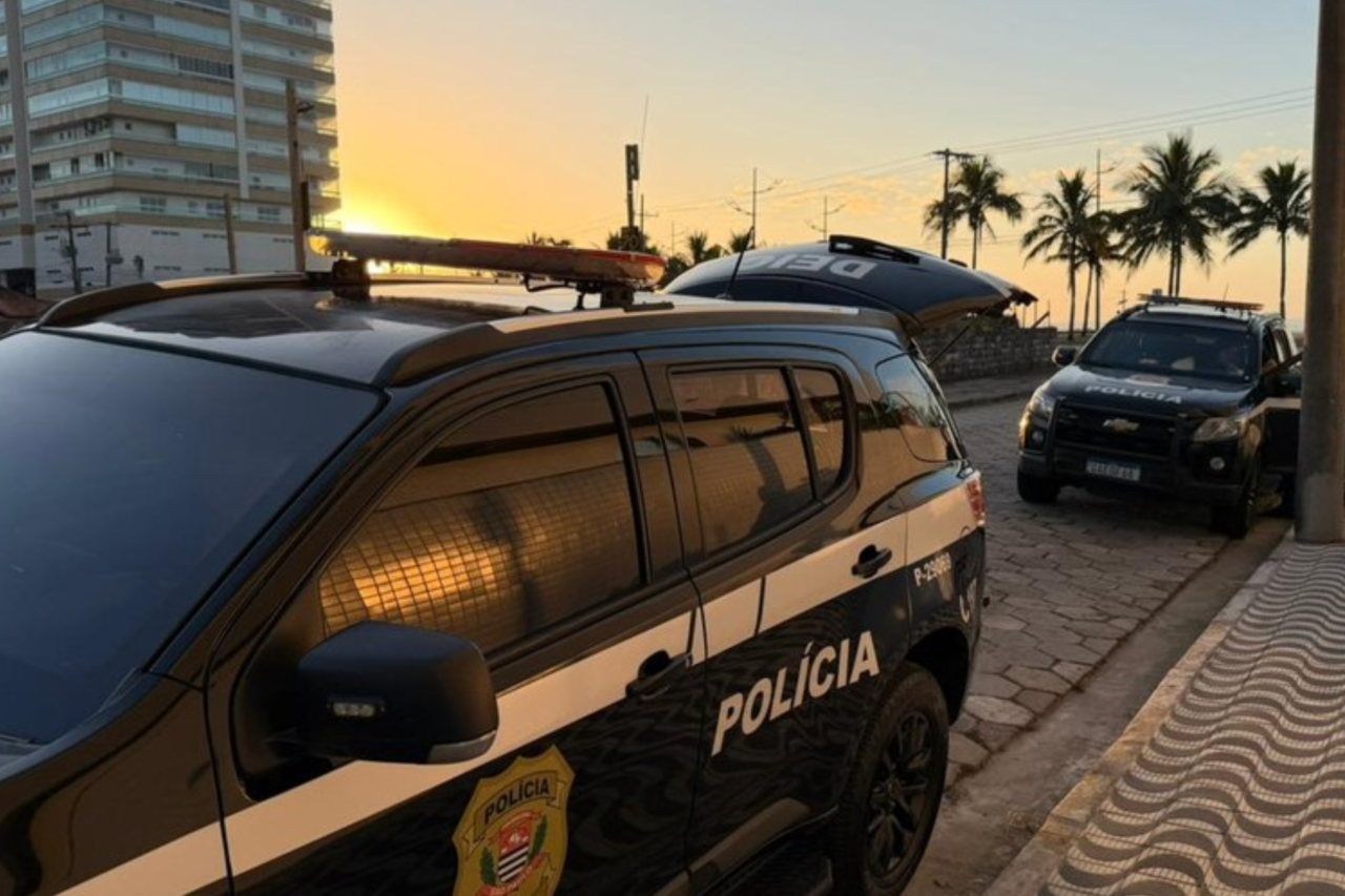 Um bebê de 1 ano e 4 meses morreu após ser atropelado pelo próprio pai durante uma manobra de veículo em uma residência de Chapecó, em Santa Catarina. O caso é investigado.