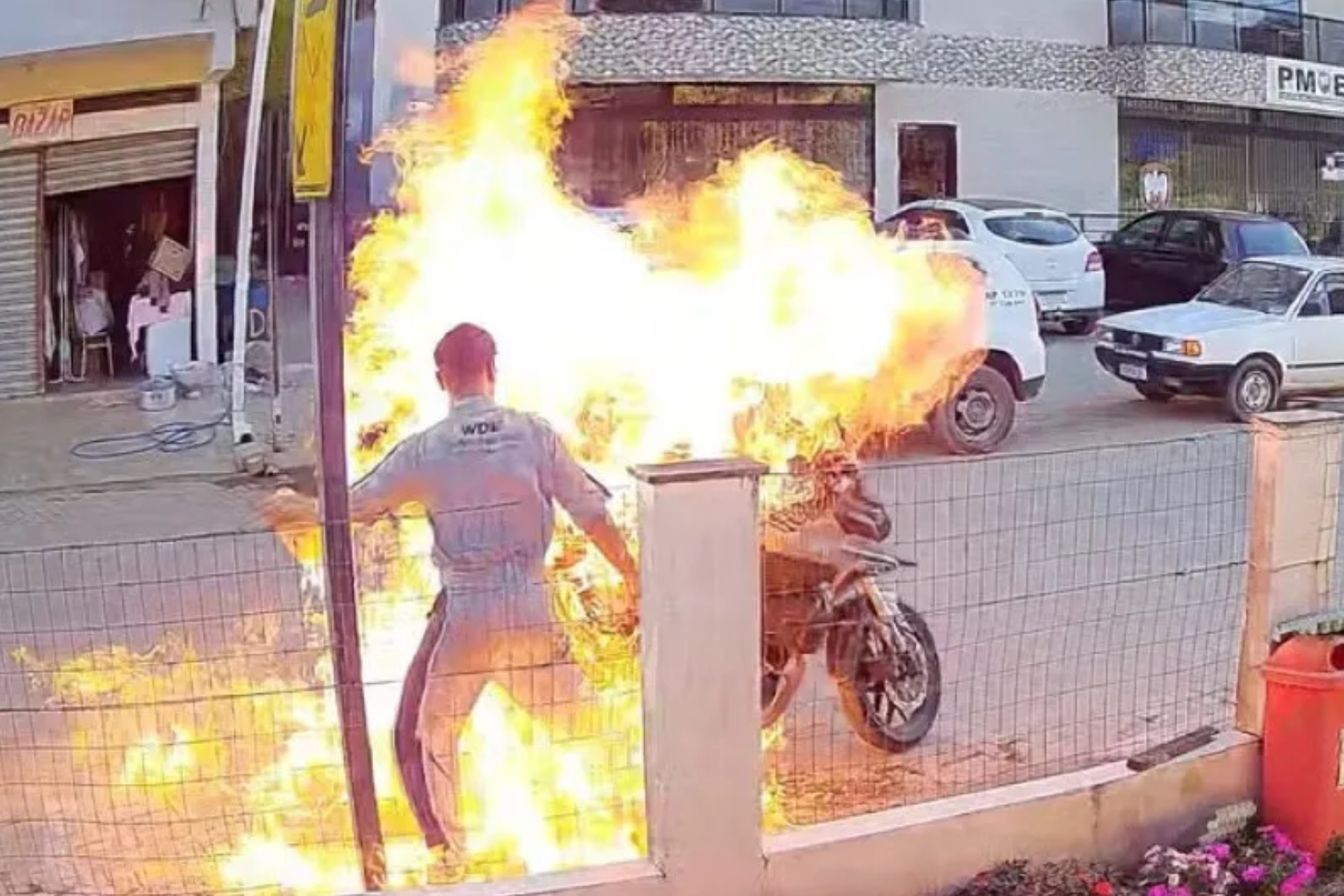 Mulher morre após sofrer queimaduras ao tentar impedir filho de incendiar moto durante abordagem policial