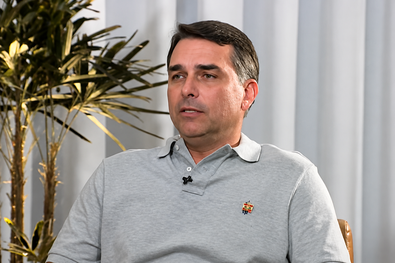 Flávio Bolsonaro defende setor empresarial, redução da maioridade penal e critica STF em passagem por Santa Catarina 13 flavio bolsonaro sc