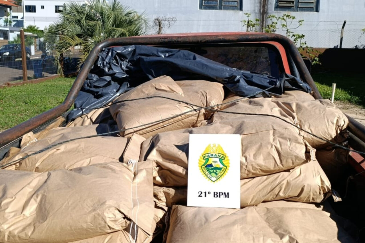Camionete com placas da argentina tenta fugir da PM e acaba apreendida em Barracão 4 Segundo as informações a camionete estava carregada com bolsas de 25kg de leite em pó, produto de descaminho