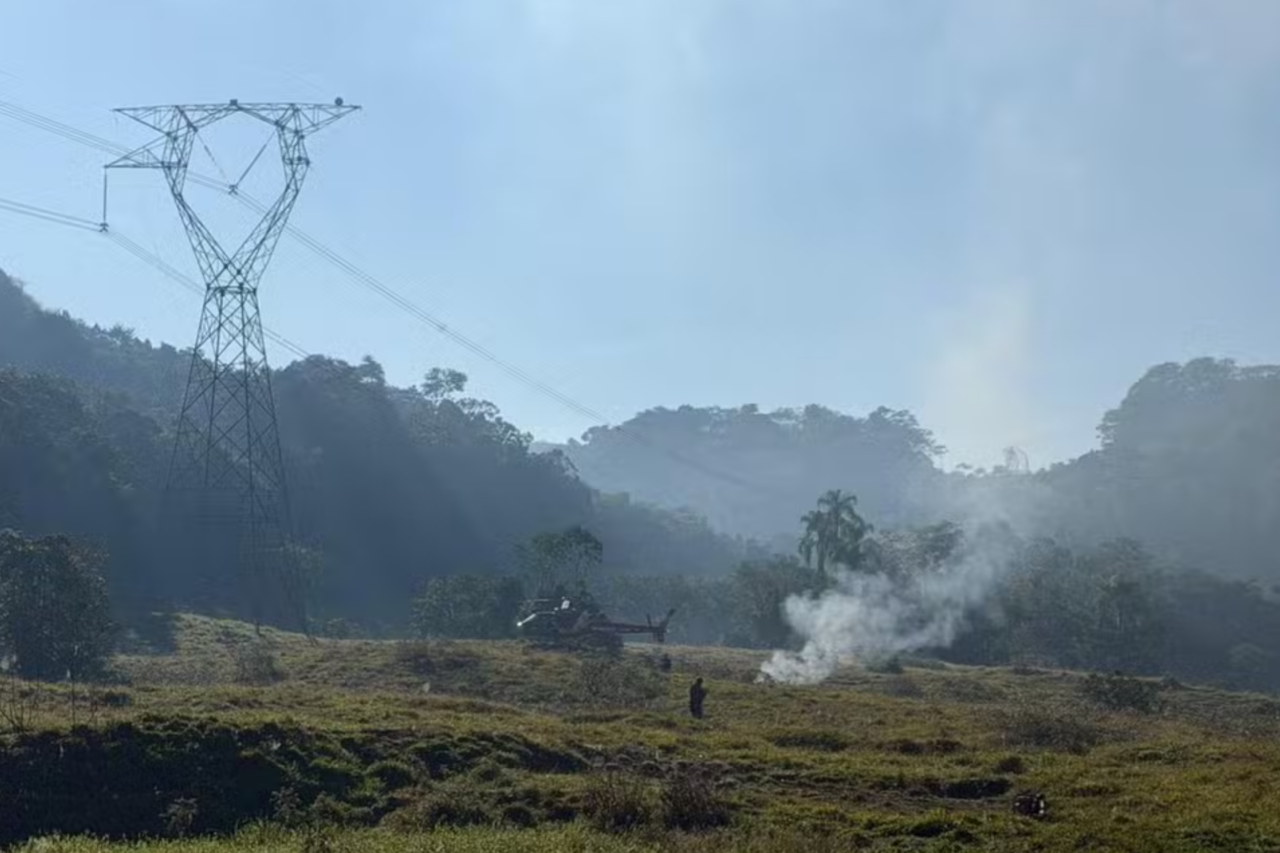 Helicóptero cai em Pomerode e piloto morre carbonizado após explosão 3 Helicóptero cai em Pomerode e piloto morre carbonizado após explosão