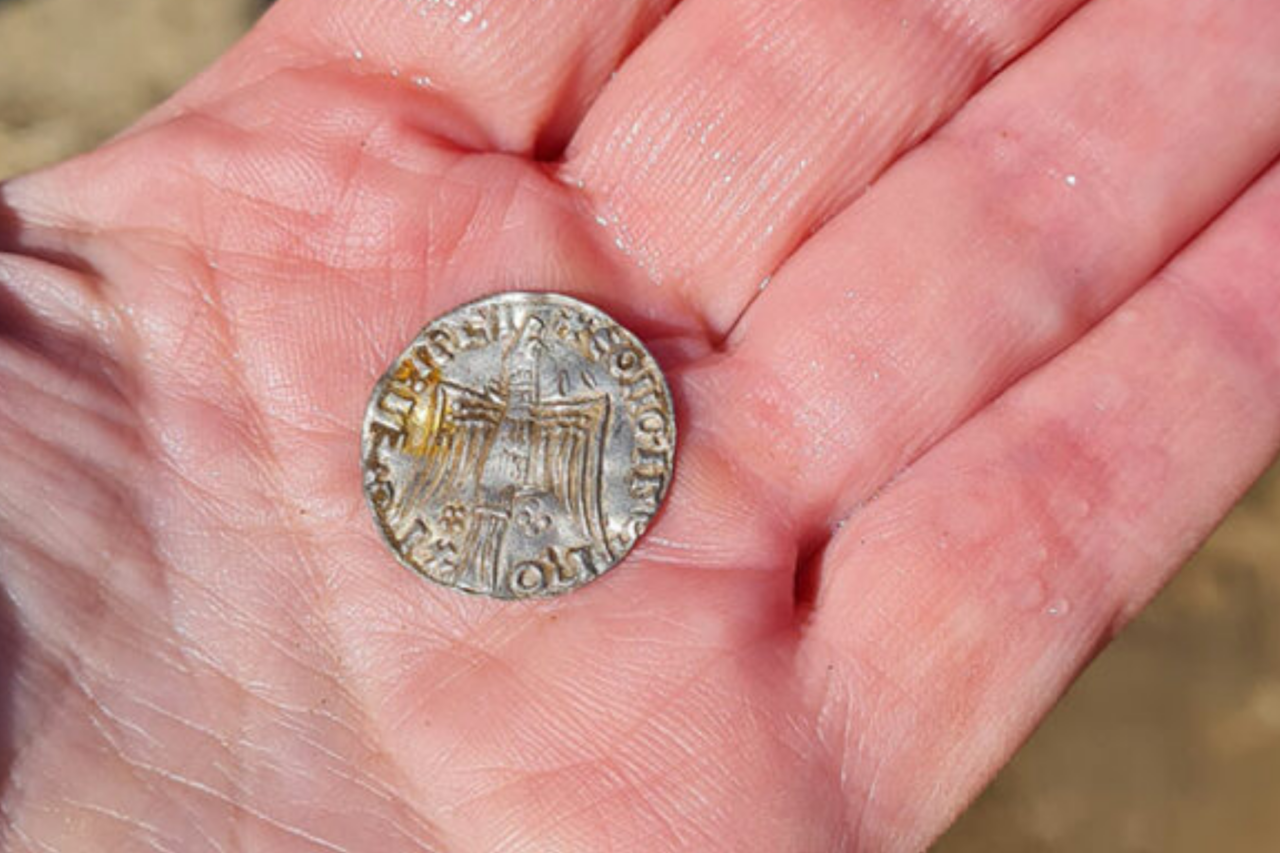Tesouro com quase 5 mil moedas de prata é encontrado enterrado em campo na Noruega 3 Tesouro com quase 5 mil moedas de prata é encontrado enterrado em campo na Noruega
