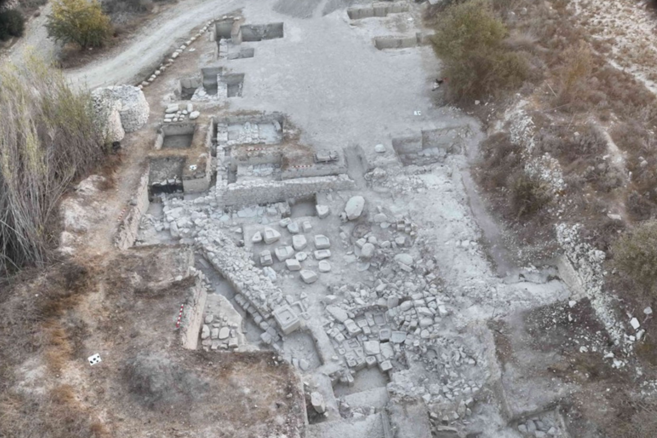 Escavação revela bases de estátuas preservadas há mais de 2 mil anos em santuário de Apolo no Chipre