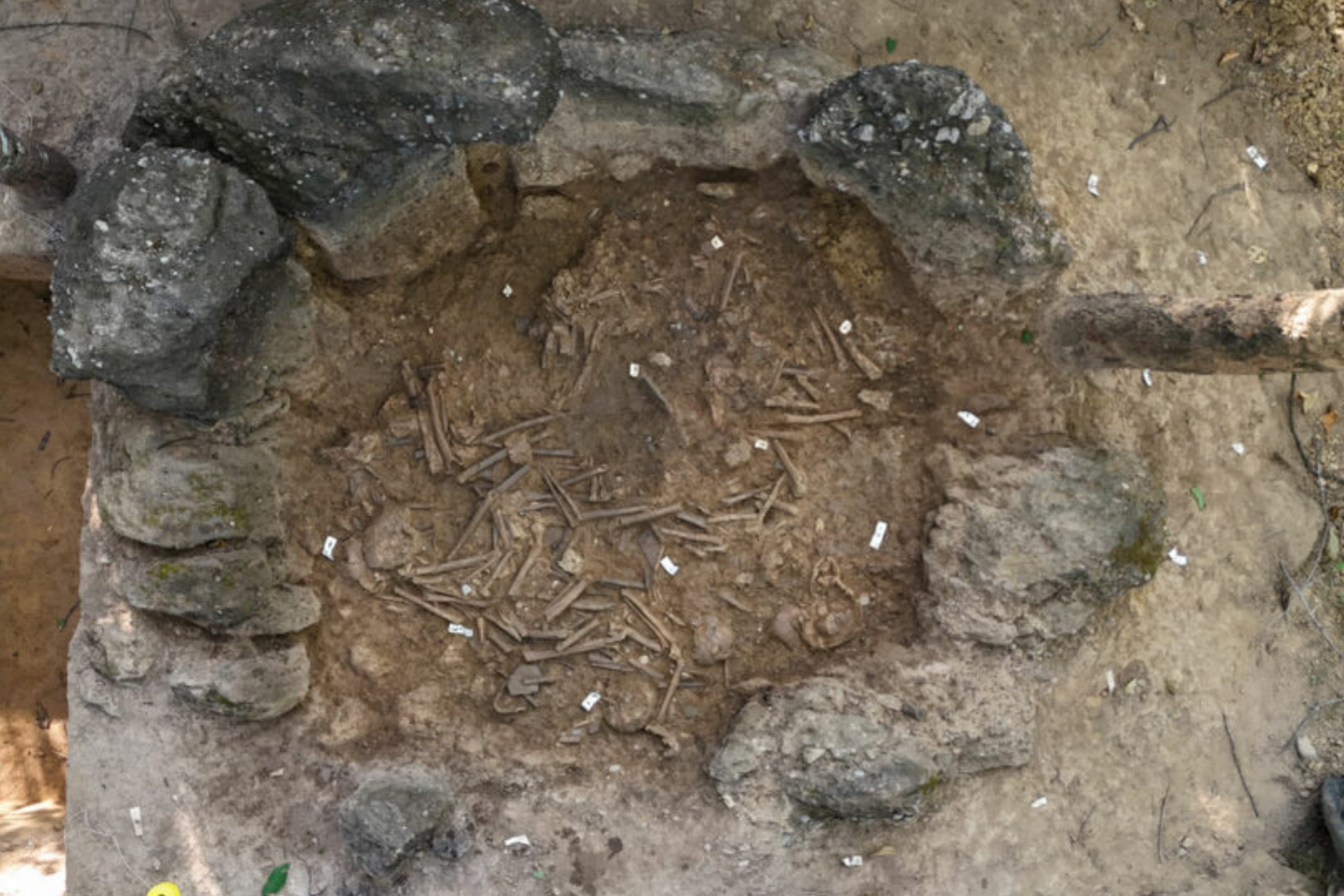 Arqueólogos descobrem restos humanos em misteriosos jarros gigantes no Laos
