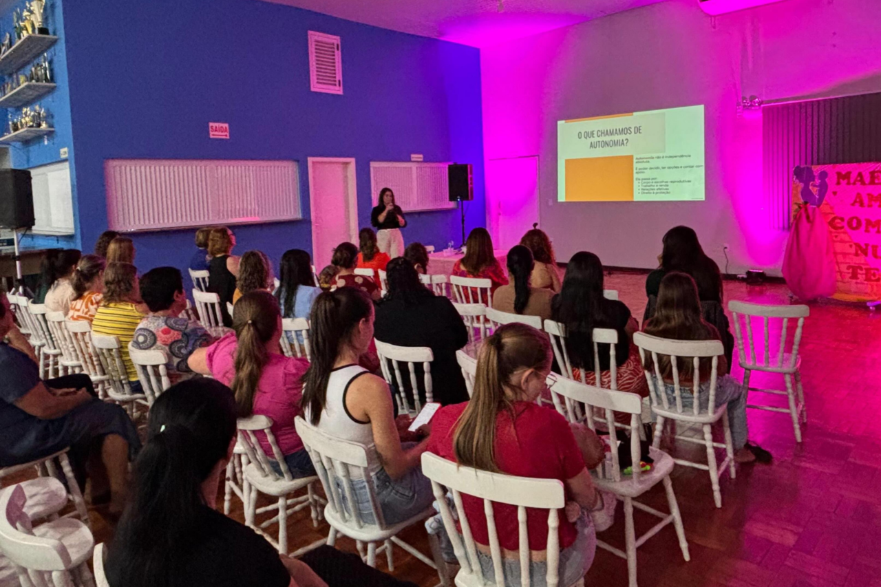 Semin&aacute;rio sobre autonomia feminina e maternidade re&uacute;ne mulheres e fam&iacute;lias em Cedro