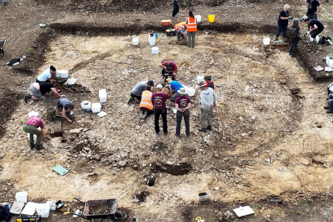 DNA revela que sepultamento raro de crianças anglo-saxônicas pertencia a irmãos