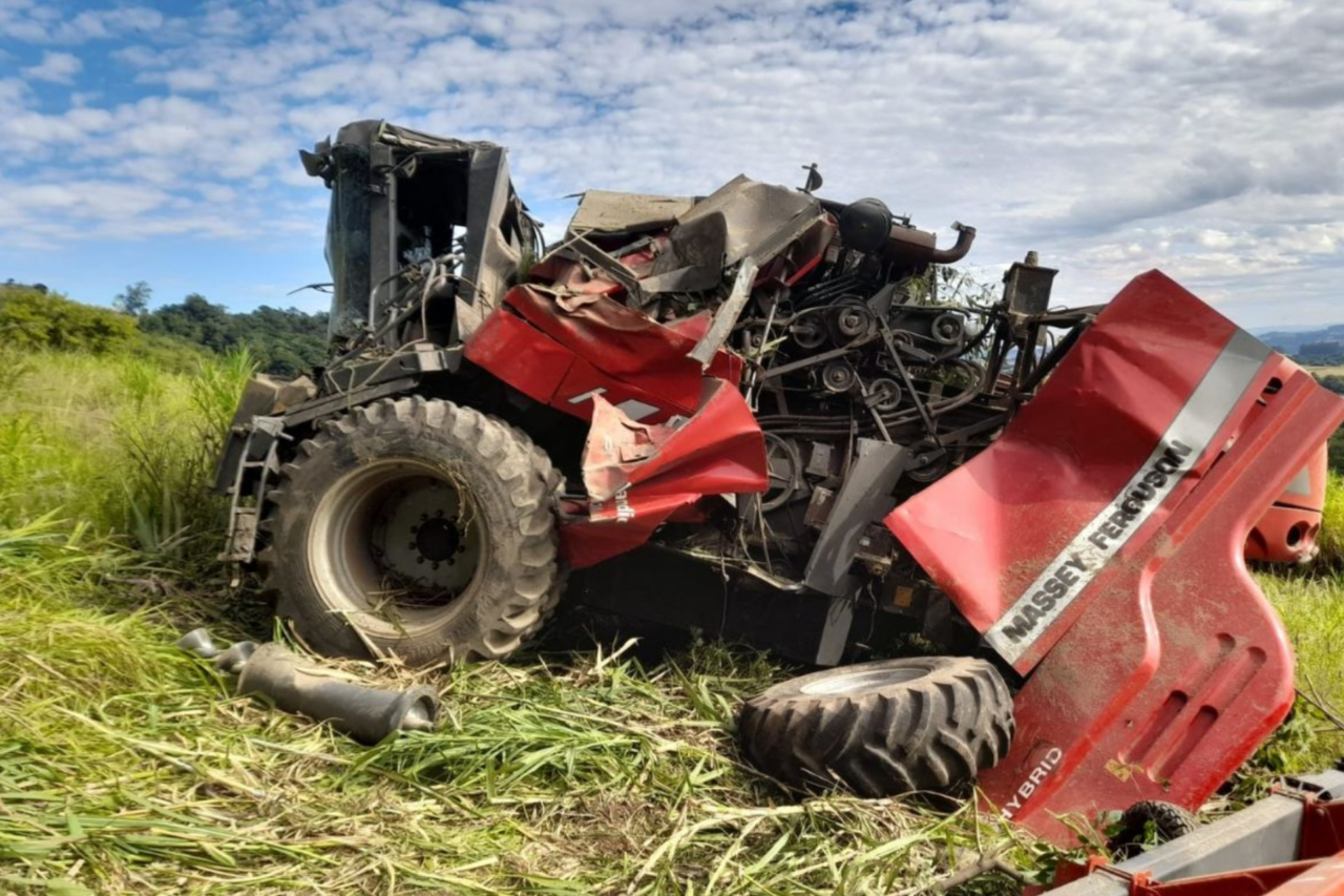 Trabalhador sobrevive após colheitadeira capotar no interior de Santa Catarina